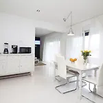 Basic Mansion Plus With Swimming Pool & Free Parking 4*