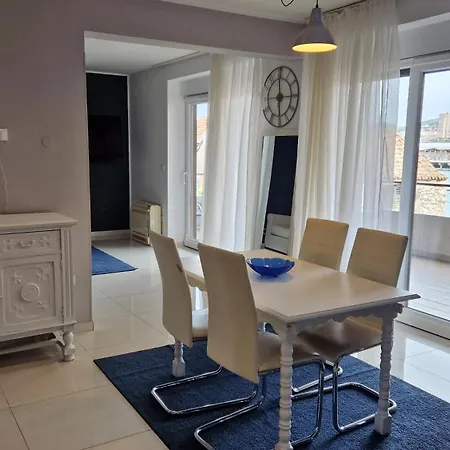 Gostinjska kuća Basic Mansion + 4*