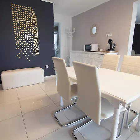 Gostinjska kuća Basic Mansion + 4*