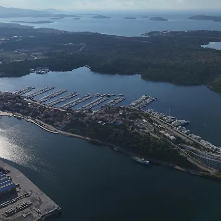 招待所 Basic Mansion 希贝尼克