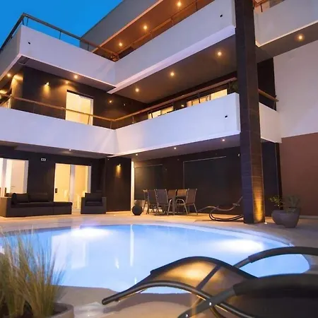 Guest house Basic Mansion Plus With Swimming Pool & Free Parking