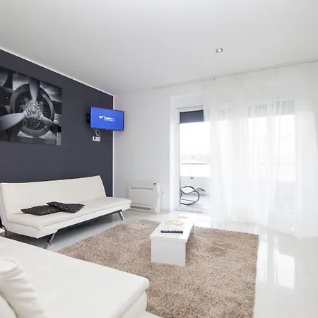 Guest house Basic Mansion Plus With Swimming Pool & Free Parking