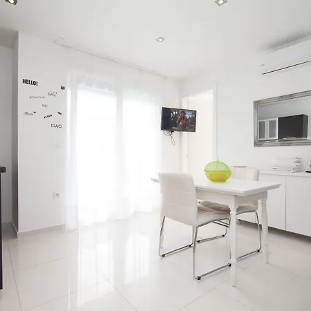 Guest house Basic Mansion Plus With Swimming Pool & Free Parking Sibenik