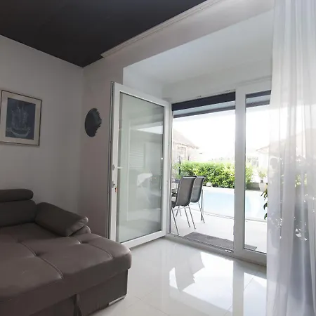 Guest house Basic Mansion Plus With Swimming Pool & Free Parking