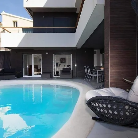 Basic Mansion With Swimming Pool & Free Parking
