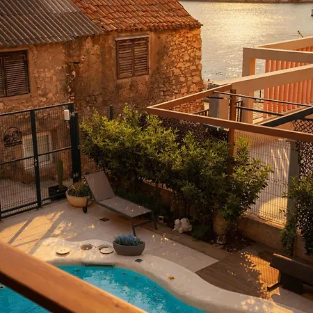 Basic Mansion Plus With Swimming Pool & Free Parking Guest house