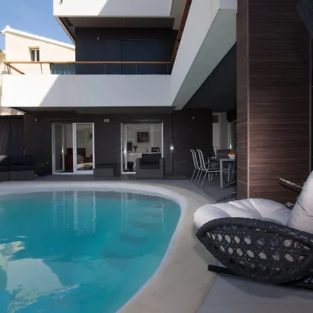 Basic Mansion Plus With Swimming Pool & Free Parking 4*