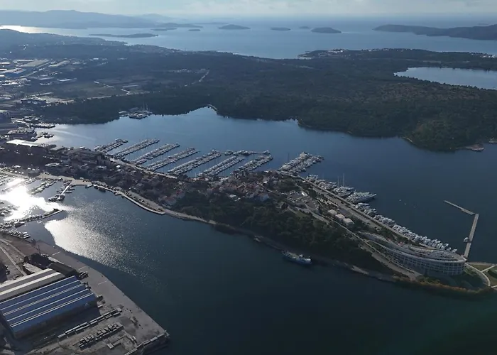 招待所 Basic Mansion 希贝尼克