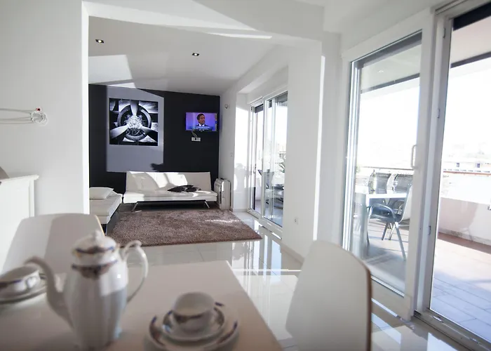 Basic Mansion 招待所 希贝尼克